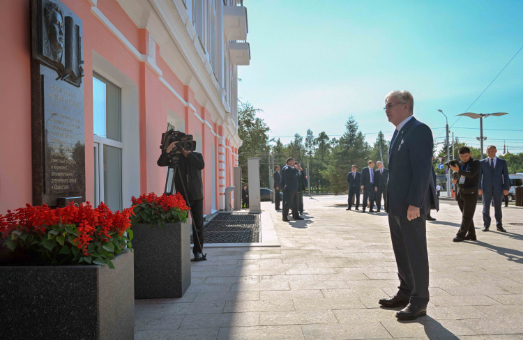 Мемлекет басшысы майдангер Кемел Тоқаевқа арналған ескерткіш тақтаға гүл шоғын қойды